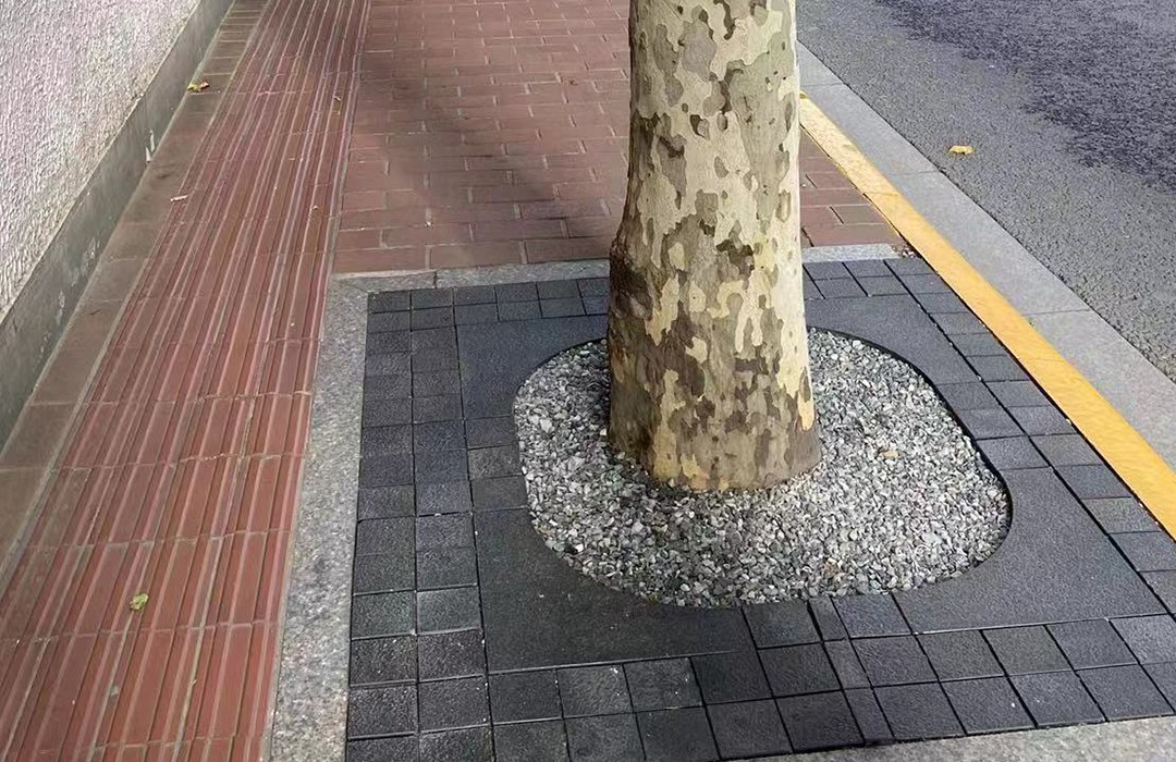 钦州南路-组合式树穴盖板（木质）